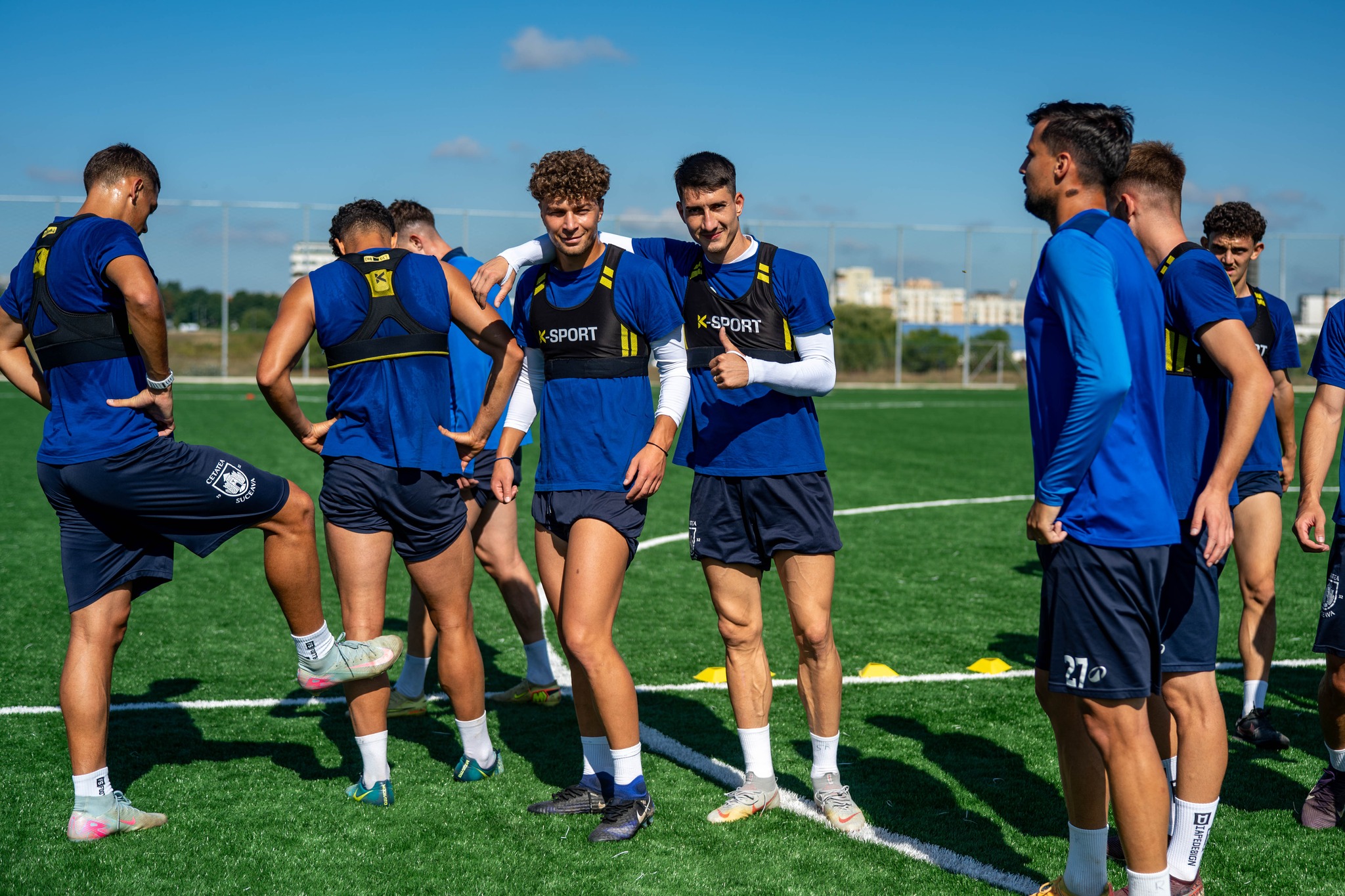 Squadra sul campo con dispositivi wearable K-Sport