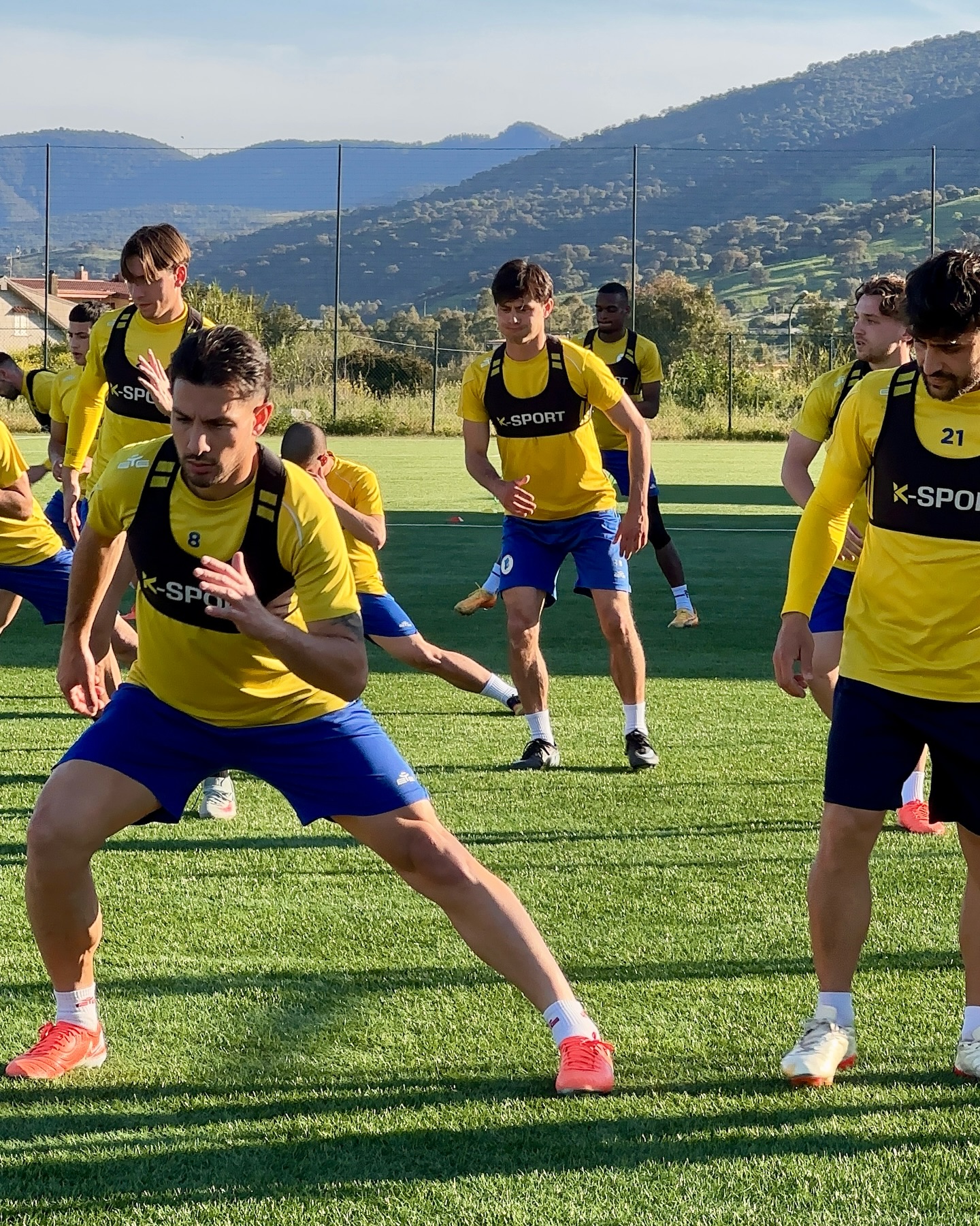 Atleti in maglia gialla durante l’allenamento con pettorine K-Sport
