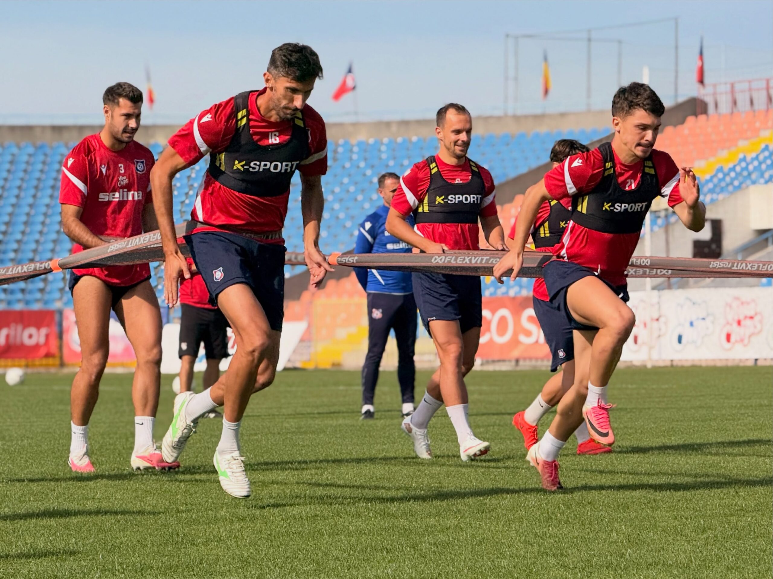 Atleti in allenamento con pettorine K-Sport