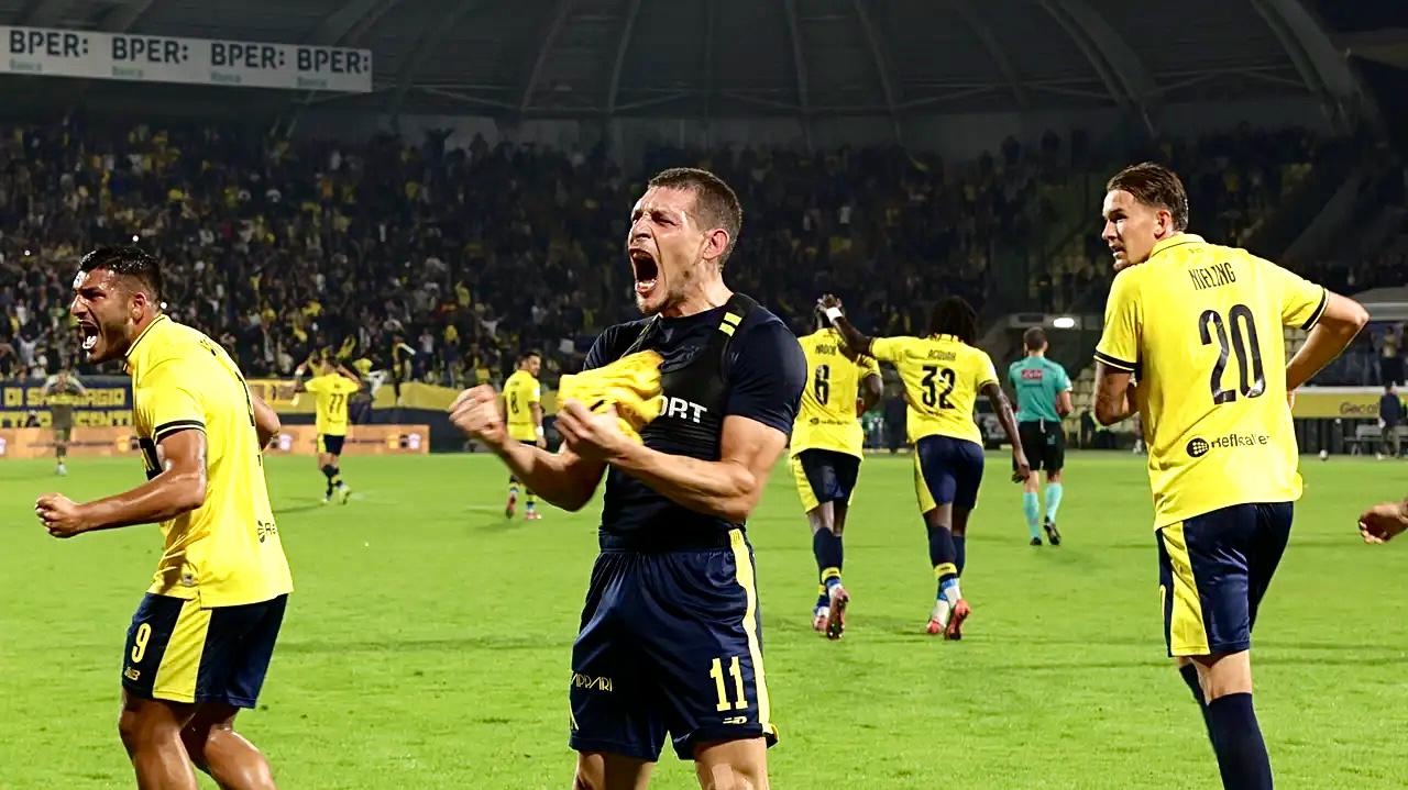 Calciatore sul campo con pettorina K-Sport